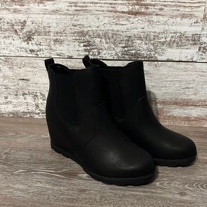 Target Sorel wedge dupe, never worn. Size 9W. Brand new with tags